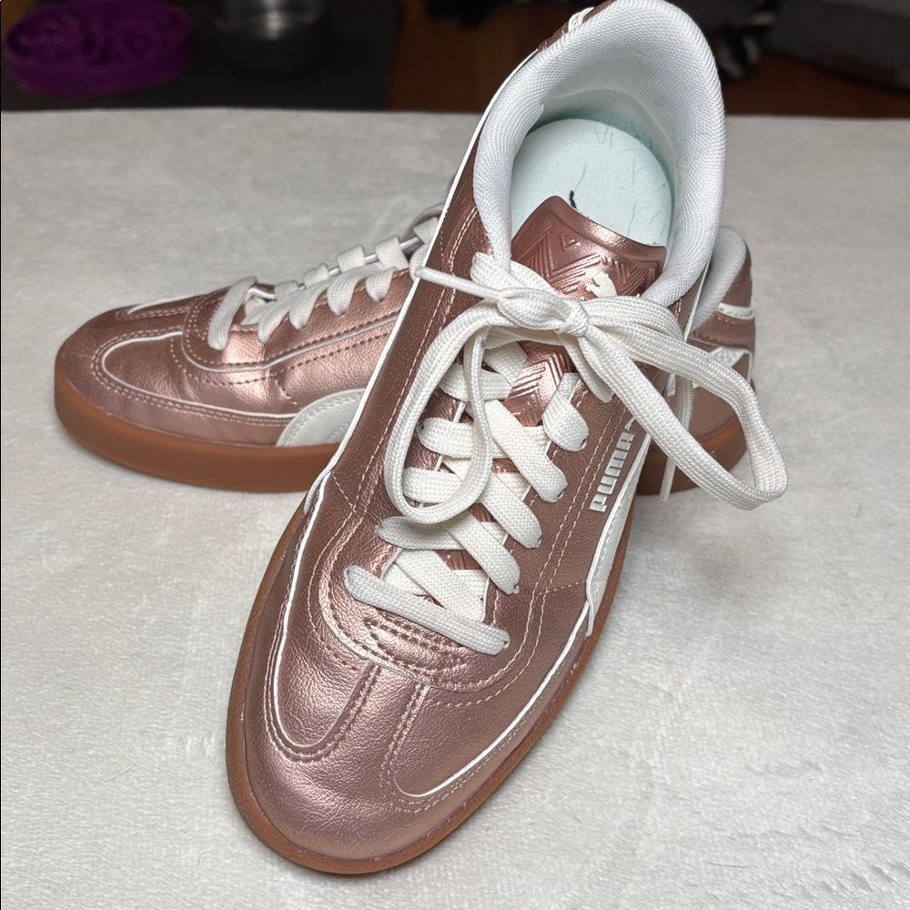 Puma Club II Era metallic rose gold/white sneaker, size 6